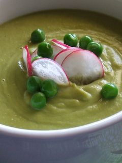 Una foto de Crema de guisantes con almendras y rabanitos
