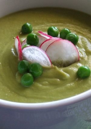 Una foto de Crema de guisantes con almendras y rabanitos