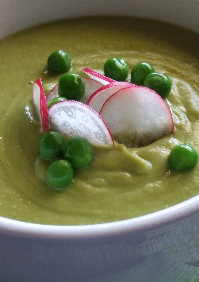 Una foto de Crema de guisantes con almendras y rabanitos