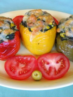 Una foto de Pimientos morrones tricolor rellenos