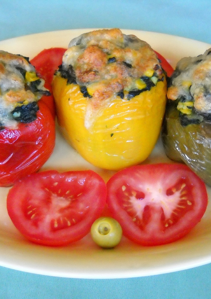 Una foto de Pimientos morrones tricolor rellenos
