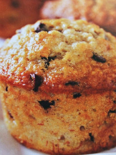 Una foto de Muffins de aceitunas negras y parmesano