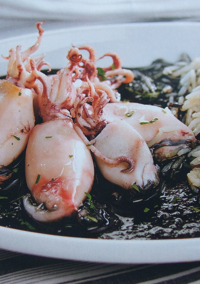 Una foto de Chipirones en su tinta con guarnición de tres arroces