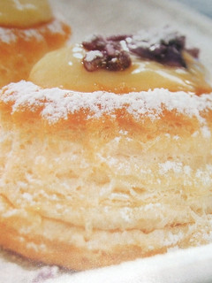 Una foto de Hojaldritos rellenos de mousse de albaricoque