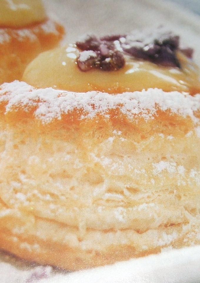 Una foto de Hojaldritos rellenos de mousse de albaricoque