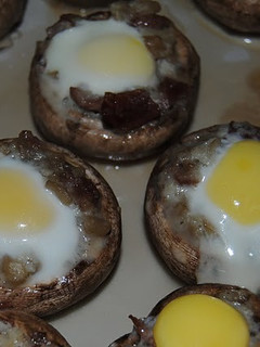 Una foto de Champiñones rellenos con huevo de codorniz