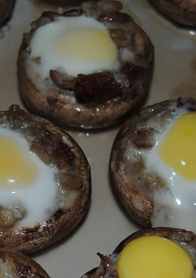 Una foto de Champiñones rellenos con huevo de codorniz