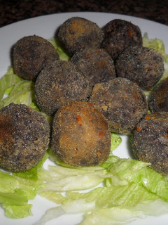 Una foto de Albóndigas de morcilla rebozadas en almendras