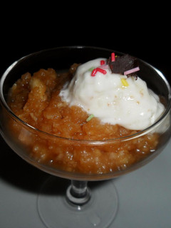 Una foto de Compota de manzana y piña con helado de leche y almendras