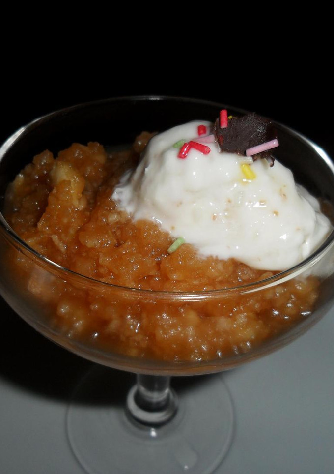 Una foto de Compota de manzana y piña con helado de leche y almendras