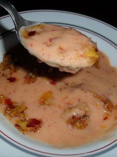 Una foto de Sopa crema de melocotón al limón con nueces