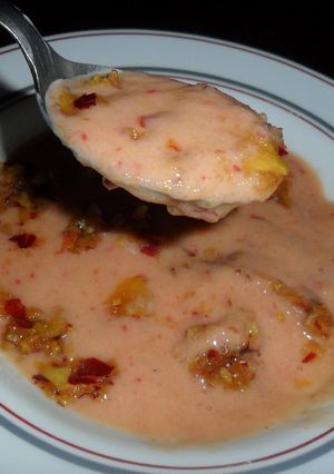 Una foto de Sopa crema de melocotón al limón con nueces