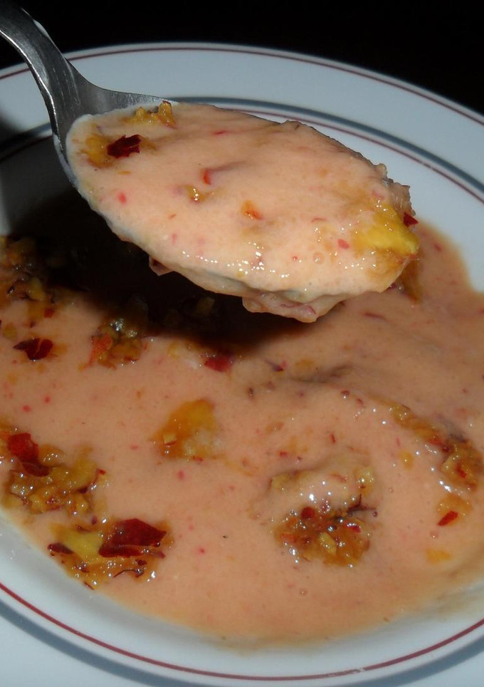 Una foto de Sopa crema de melocotón al limón con nueces