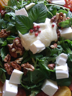 Una foto de Ensalada de rúcula y berros con tomatitos y salsa de yogurt