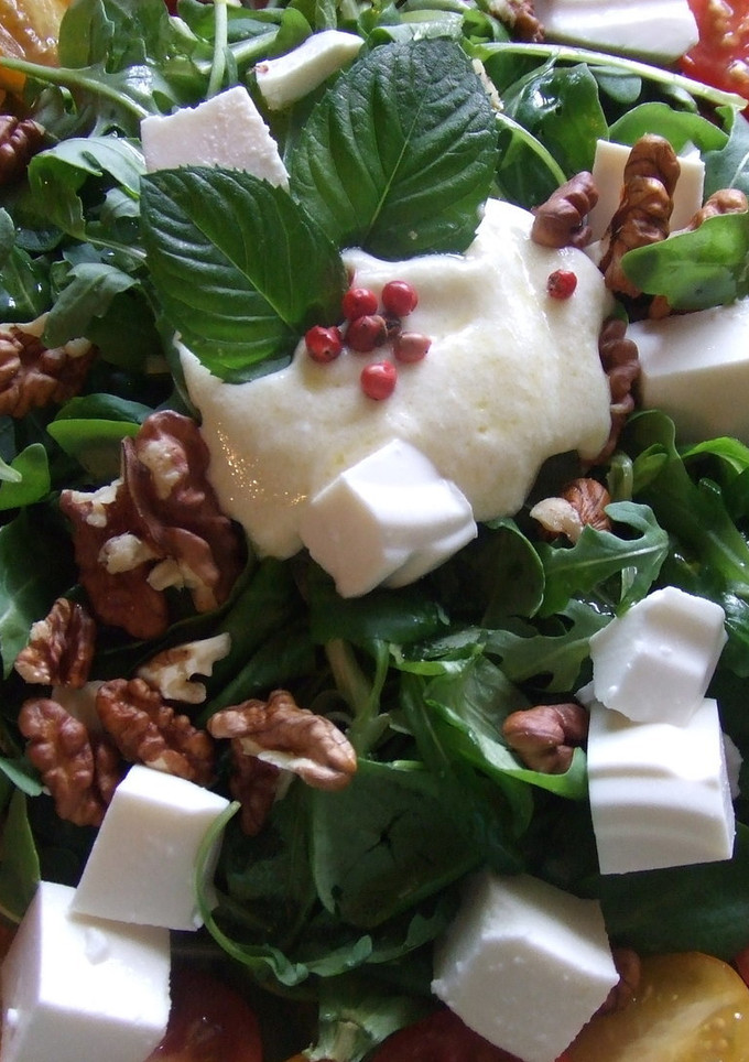 Una foto de Ensalada de rúcula y berros con tomatitos y salsa de yogurt