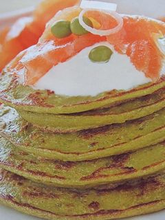 Una foto de Tortitas de guisantes con salmón ahumado