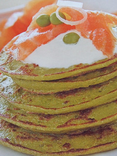 Una foto de Tortitas de guisantes con salmón ahumado
