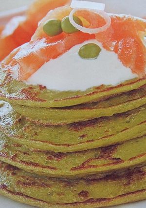 Una foto de Tortitas de guisantes con salmón ahumado
