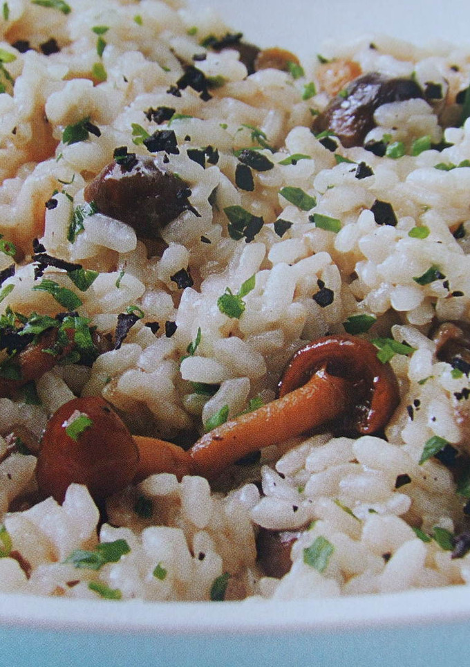 Una foto de Arroz con setitas variadas y trufa negra