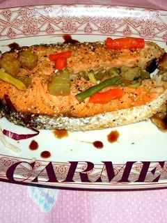Una foto de Salmón y salteado de verduras en papillotte al microondas