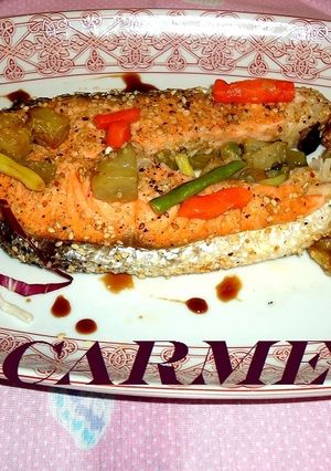 Una foto de Salmón y salteado de verduras en papillotte al microondas