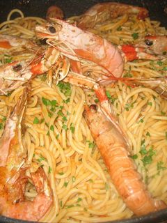 Una foto de Espaguetis con gambas y cigalas