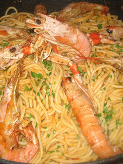 Una foto de Espaguetis con gambas y cigalas