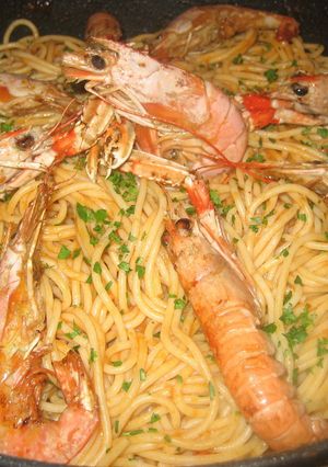 Una foto de Espaguetis con gambas y cigalas