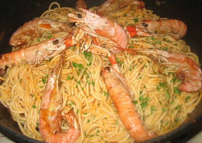 Foto principal de Espaguetis con gambas y cigalas