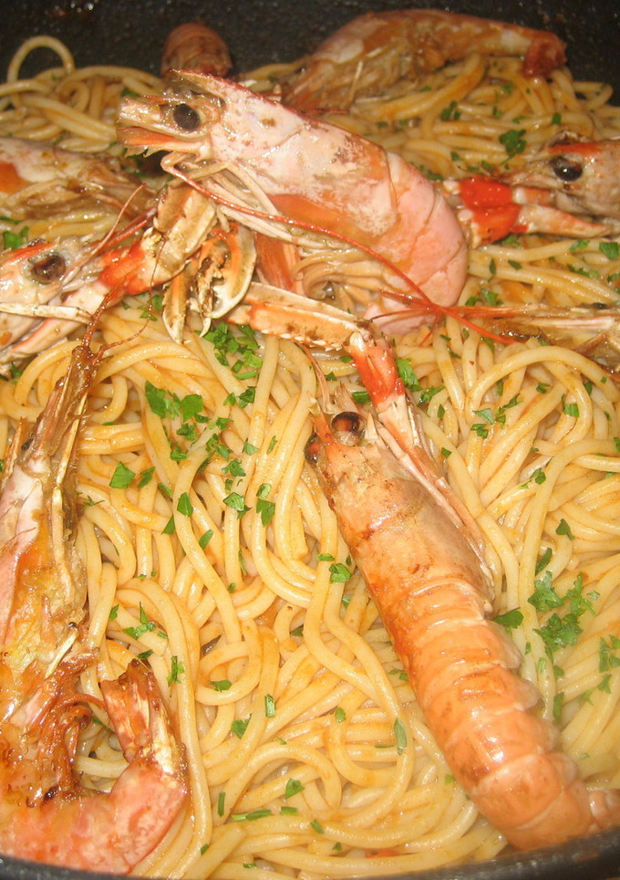 Una foto de Espaguetis con gambas y cigalas