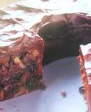 Pastel especiado de nueces y pasas con cobertura de chocolate