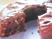 Una foto de relleno de chocolate y avellanas