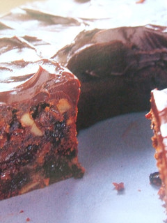Una foto de Pastel especiado de nueces y pasas con cobertura de chocolate