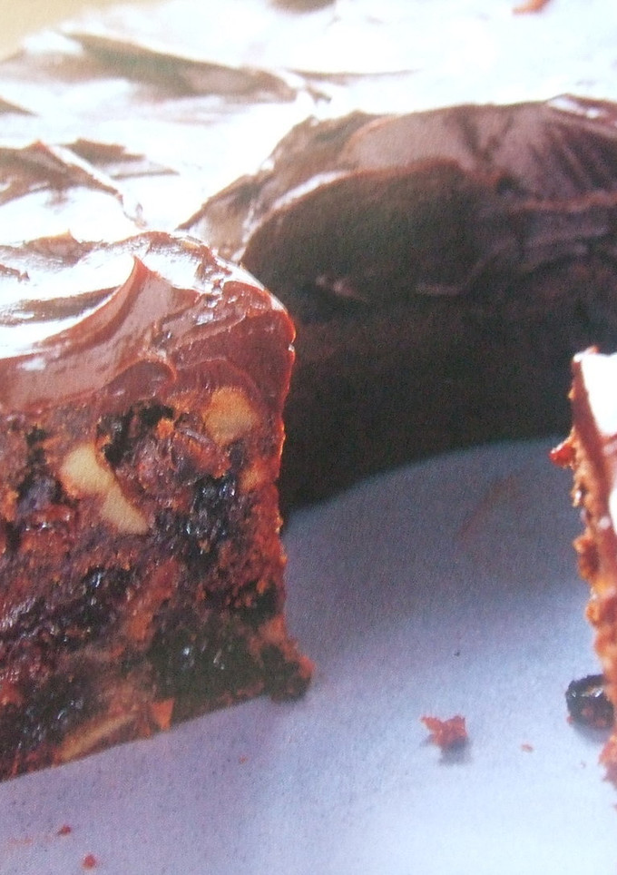 Una foto de Pastel especiado de nueces y pasas con cobertura de chocolate
