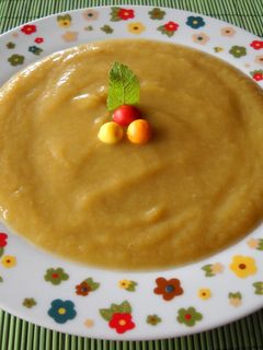 Una foto de Crema de lechuga y manzana
