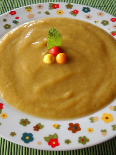 Una foto de Crema de lechuga y manzana