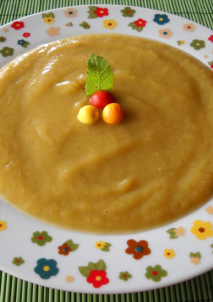 Una foto de Crema de lechuga y manzana