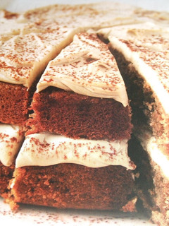 Una foto de Bizcocho de canela con relleno de mascarpone y nata