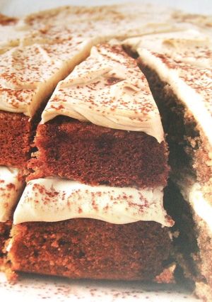 Una foto de Bizcocho de canela con relleno de mascarpone y nata