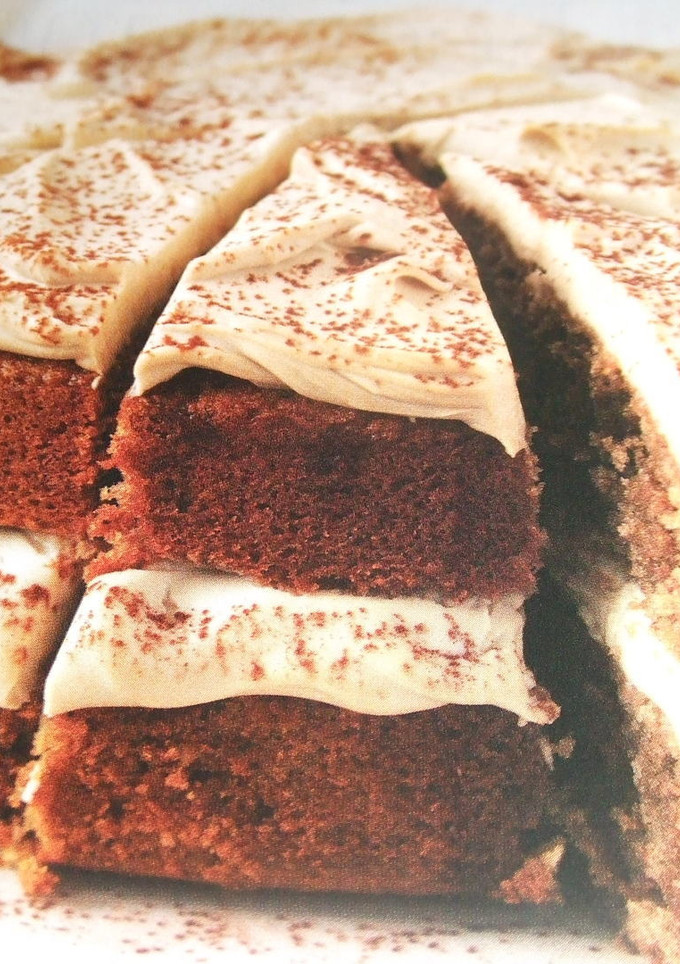 Una foto de Bizcocho de canela con relleno de mascarpone y nata
