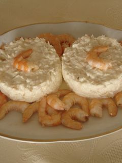 Una foto de Ensaladilla de merluza y langostinos