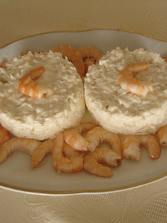 Una foto de Ensaladilla de merluza y langostinos