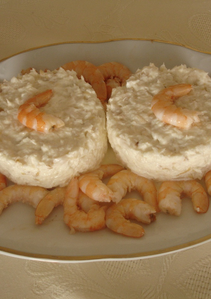 Una foto de Ensaladilla de merluza y langostinos