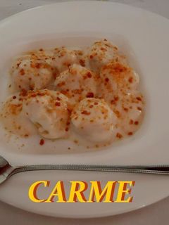 Una foto de Platanos con salsa de yogurt