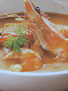 Una foto de Sopa roja de pescado y marisco