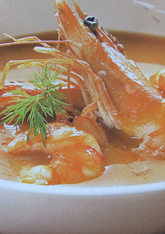 Una foto de Sopa roja de pescado y marisco