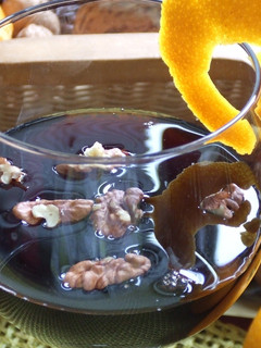 Una foto de Vino tinto de nueces y naranja