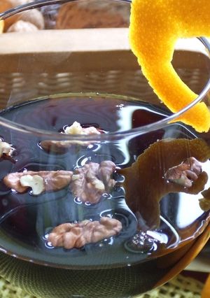 Una foto de Vino tinto de nueces y naranja