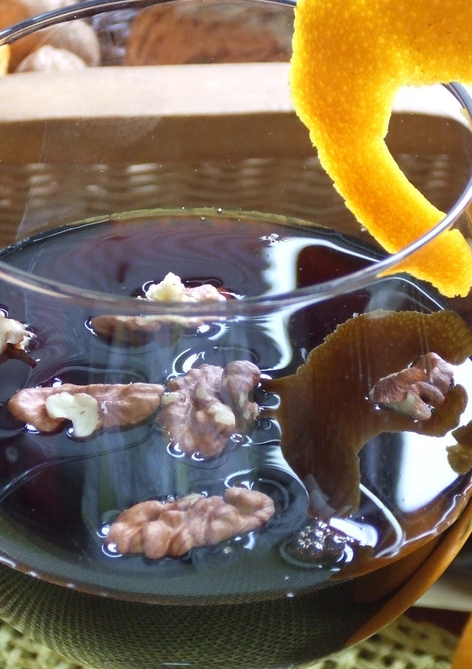 Una foto de Vino tinto de nueces y naranja