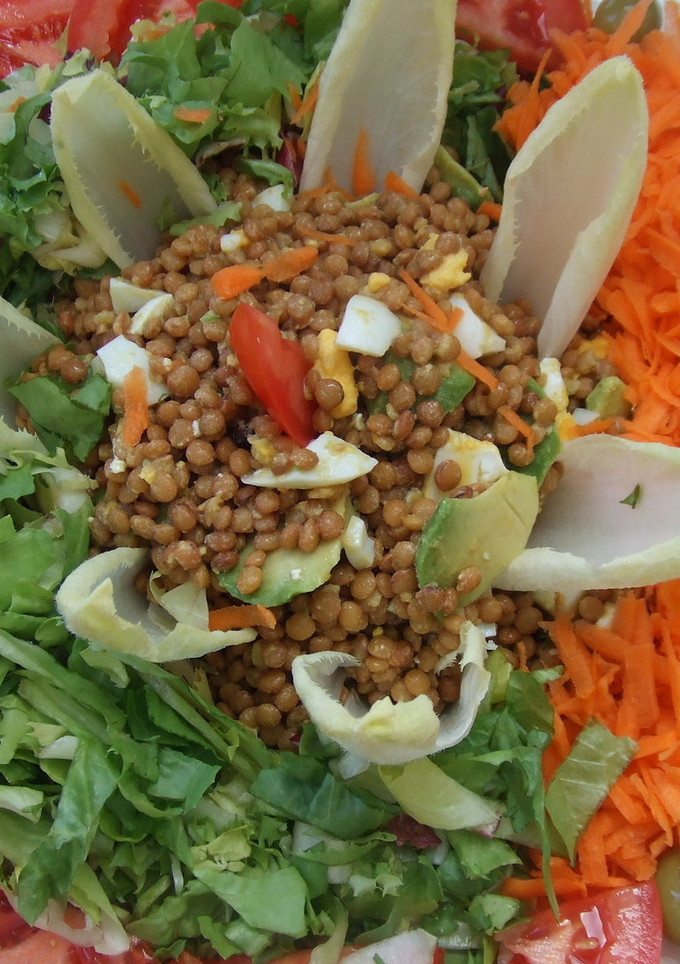 Una foto de Ensalada colorida de lentejas